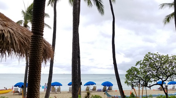 Payung biru di pinggir pantai Waikiki Beach Honolulu Hawaii