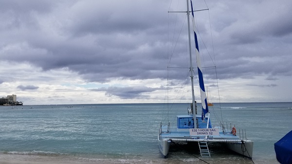Catamaran tersedia untuk disewa di Waikiki Beach Honolulu Hawaii