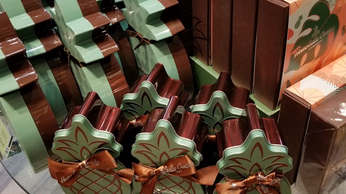 Pineapple shape with green and chocolate cookie can
