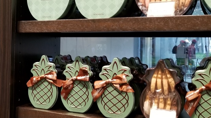 Pineapple design cookie can with a brown bows