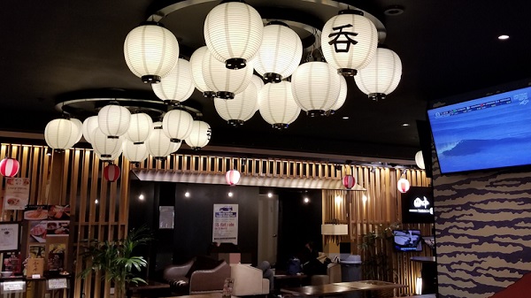 Lampion putih hitam bergantung di plafon hitam di Waikiki Yokocho Japanese FoodHall Honolulu