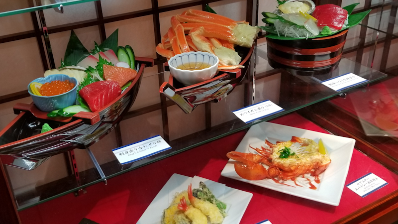 Kepiting raja rebus dan tempura udang di Waikiki Yokocho Japanese FoodHall Honolulu