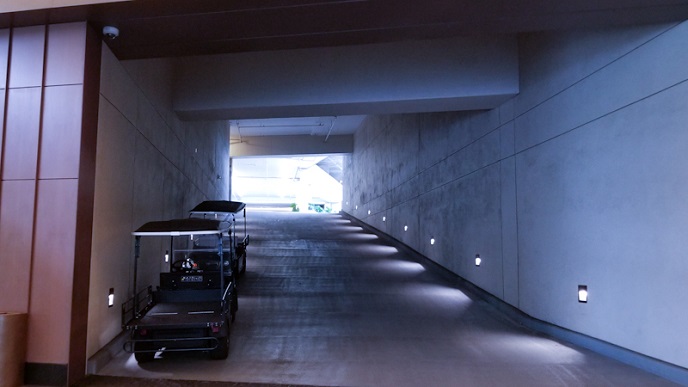 Driveway to the lobby of The Ritz-Carlton Residences Waikiki ~ The Arrival
