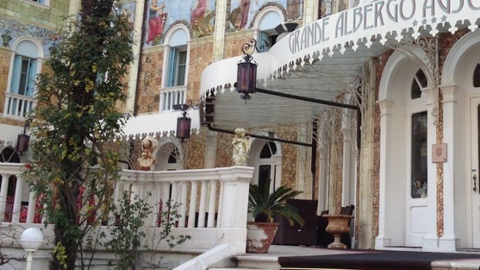 Awning di depan hotel Grande Alberto Aosonia & Hungaria Lido di Venezia