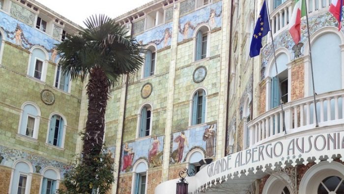 Pohon palem di depan hotel Grande Alberto Aosonia & Hungaria Lido di Venezia