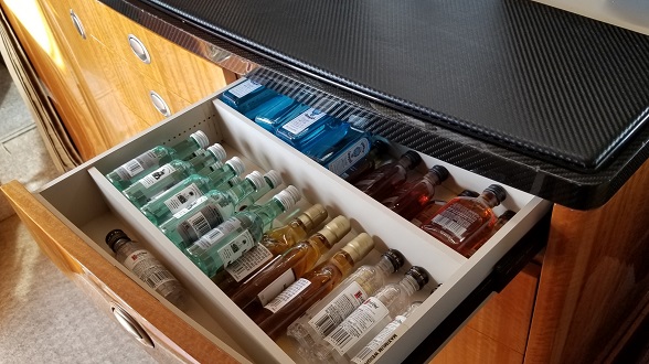 Private Jet Challenger 300 alcohol