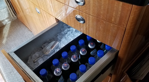 Private Jet Challenger 300 drinks